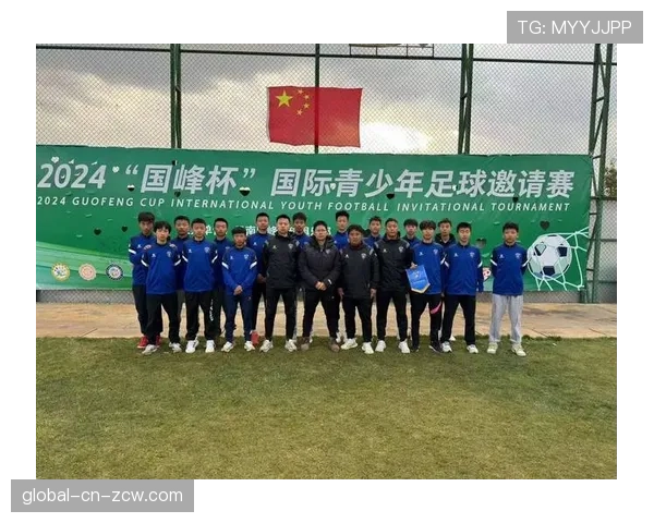 社区冠军，克鲁郡U12青年队访问当地医院传递足球欢乐